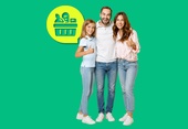 Casal com uma filha pousam em fundo verde para a campanha do simulador de supermercados.